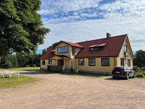 Gruppenhaus-Schweden-Höjalens-2-Haupthaus Seitenansicht.JPG