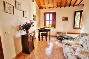 gruppenhaus-italien-toskana-casa-corniano-7-wohnzimmer.jpg