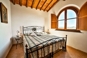 gruppenhaus-italien-toskana-casa-corniano-11-schlafzimmer.jpg