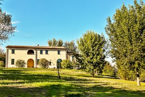 gruppenhaus-italien-toskana-casa-corniano-19-aussenansicht.jpg