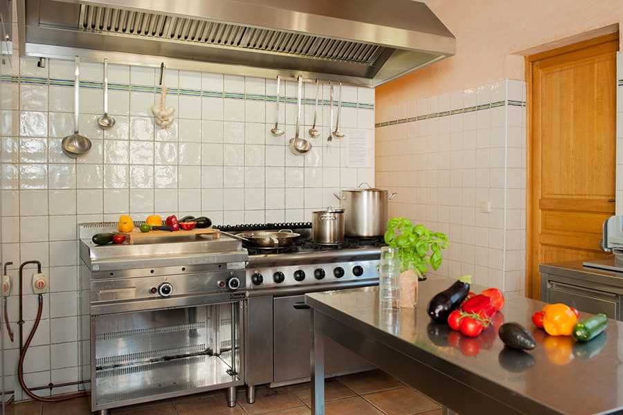 gruppenhaus-frankreich-mas-de-la-garonne-17-küche-bild 2.jpg