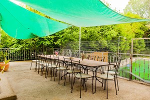 gruppenhaus-frankreich-le-moulin-6-terrasse-bild1.jpg