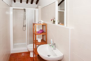 gruppenhaus-italien-toskana-casa-figline-8-badezimmer-bild-1.jpg