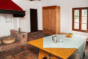 gruppenhaus-italien-toskana-casa-pomponi-8-kaminzimmer-bild-3.jpg