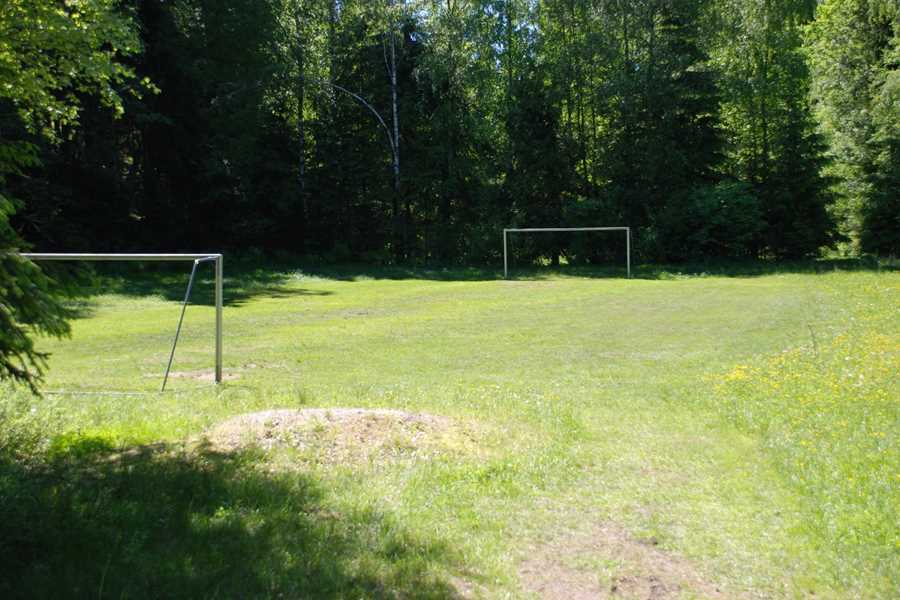 gruppenhaus-schweden-radehult-6-fussballwiese-bild-1.JPG
