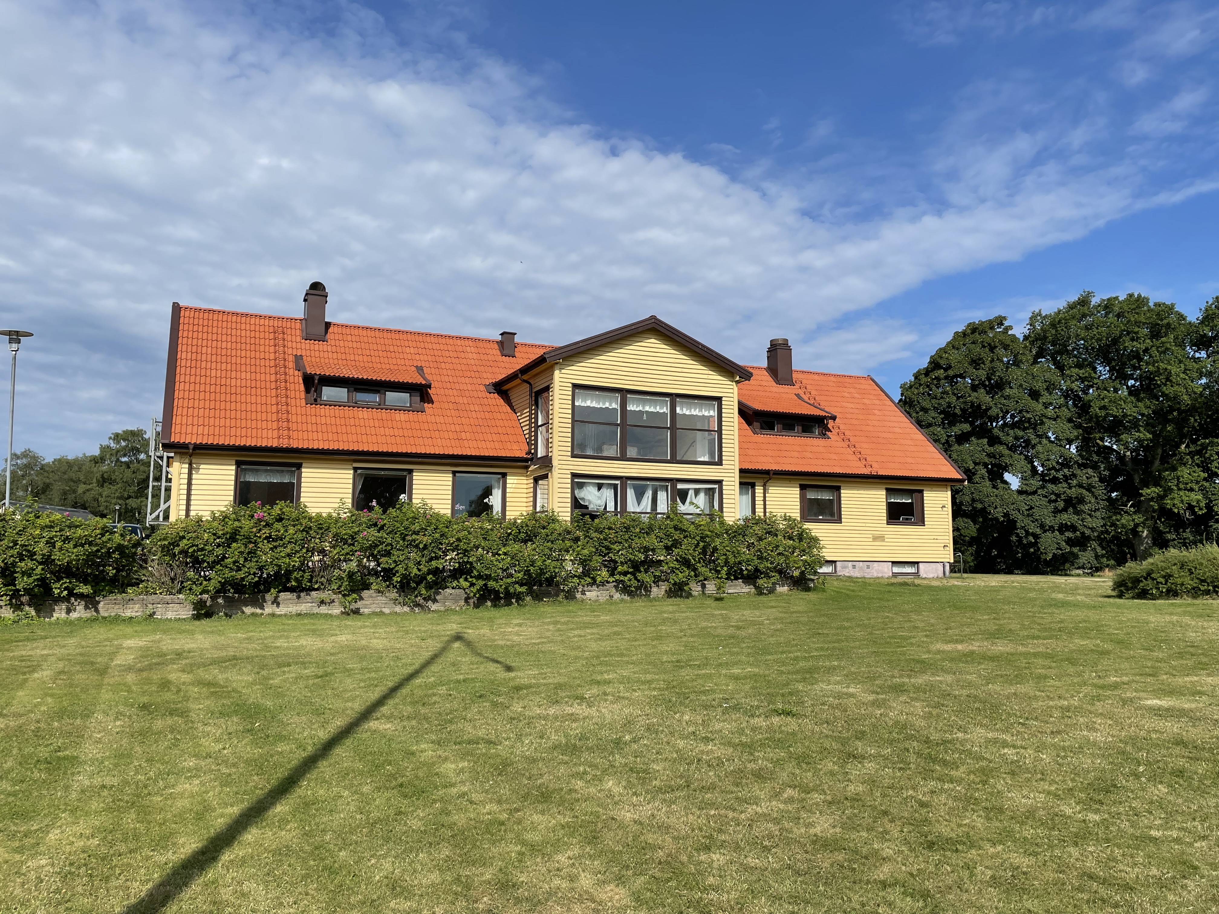 Gruppenhaus-Schweden-Höjalens-3-Schlafhaus von hinten.jpg